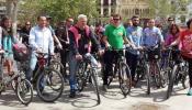 El nuevo estilo en los Ayuntamientos: Joan Ribó llega en bici en su primer día como alcalde
