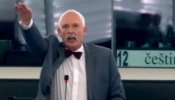 Un diputado polaco hace el saludo nazi en pleno Parlamento Europeo