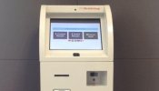 Una empresa española instala un cajero de Bitcoins en Atenas para driblar el corralito