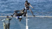 Tres inmigrantes sufren heridas por cortes tras saltar la valla de Ceuta