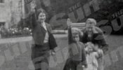 'The Sun' publica una foto de Isabel II haciendo el saludo nazi