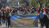 Un grupo de mineros bolivianos dinamita la puerta de un ministerio en protesta por la falta de apoyo