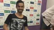 Un jugador del Jaén se presenta vistiendo una camiseta con la cara de Franco