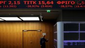 Lunes negro en la bolsa griega, que pierde un 16 % en su reaperura tras cinco semanas de cierre