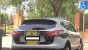 Multan con 800 euros a una mujer que fotografió un coche de policía en una plaza de minusválidos