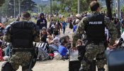 La Policía macedonia carga con gases lacrimógenos contra miles de inmigrantes en la frontera con Grecia