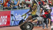 Un cámara de televisión arrolla a Bolt mientras celebraba su oro en los 200