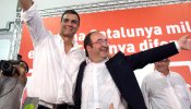 Iceta se coge del brazo de Pedro Sánchez en el inicio de campaña