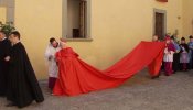 El cardenal Cañizares, herido leve con un corte en la cara y el brazo en cabestrillo, por un accidente de coche