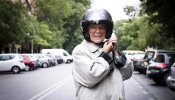 Aguirre se disfraza de motera para pedir un "referéndum" sobre el tráfico