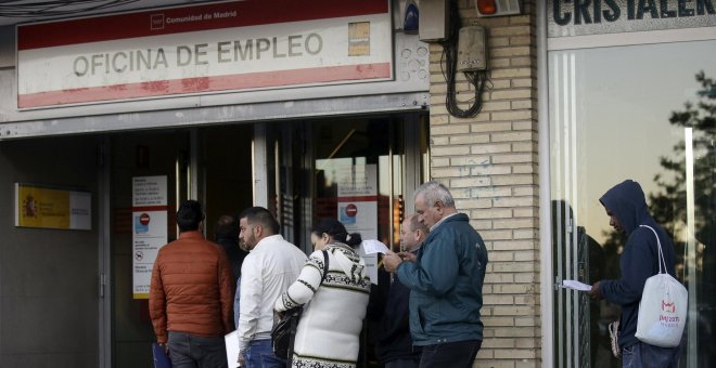 El paro baja en 89.968 personas en junio, su menor descenso en este mes desde 2011