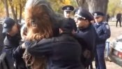 Detienen a Chewbacca cuando llevaba a Darth Vader a votar en Ucrania