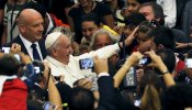 El Papa alimenta los tópicos sobre los gitanos y les pide que "respeten las leyes y eviten trifulcas y peleas"