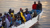 Una embarcación de Salvamento Marítimo rescata a 20 subsaharianos de una patera al sur de Almería