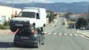 Graban a un conductor que transportaba una furgoneta sobre el techo de su coche