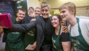 George Clooney desata la locura en una visita a una cafetería social en Edimburgo