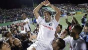 Raúl González se despide del fútbol levantando un último título