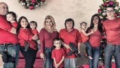 Una congresista de EEUU felicita la Navidad posando con sus familiares armados con armas de fuego