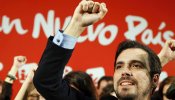 Alberto Garzón saca su mochila el último día de campaña