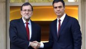 Rajoy y Sánchez despachan en 45 minutos su reunión en La Moncloa tras un saludo frío y distante