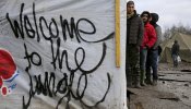 Los refugiados pasan el invierno en un campamento embarrado en Dunkerque