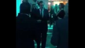 El baile de Rajoy, a ritmo de Raphael: '¿Qué pasará...?'