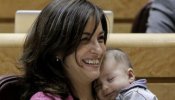 La senadora del PSC que llevó su bebé a la Cámara en 2012: "Es incómodo, pero no es raro ni extraterrestre"