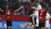 El Sevilla sufre para doblegar al Mirandés y el Valencia perdona a Las Palmas
