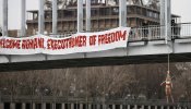 Femen recibe al presidente de Irán en París con un ahorcamiento simbólico