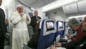 El Papa admite el uso de preservativos por el Zika y defiende que Juan Pablo II tuviera una amiga