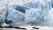Espectacular derrumbe del característico puente del glaciar Perito Moreno