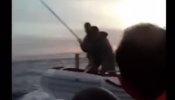 Guardacostas turcos la emprenden a palos contra refugiados en alta mar