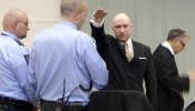 Breivik se presenta ante un tribunal noruego realizando el saludo nazi