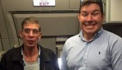 La polémica foto que se hizo un pasajero del avión de EgyptAir con el secuestrador