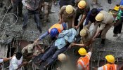 Al menos 23 muertos y decenas de atrapados al derrumbarse un puente en India