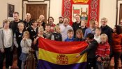 El alcalde de Zamora posa con la bandera de la República en el salón de plenos ante la indignación del PP