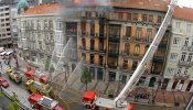 Fallece un bombero al derrumbarse un edificio incendiado en el centro de Oviedo