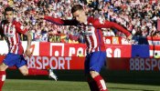 Griezmann desatasca a un Atlético que no le pierde el pulso al líder