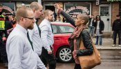 Una mujer negra desafía con el puño en alto a 300 neonazis en Suecia