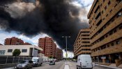 La nube tóxica por el incendio en el cementerio de neumáticos obliga a evacuar la urbanización de El Pocero