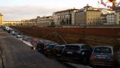 Un socavón a orillas del río Arno en el centro de Florencia engulle una veintena de coches