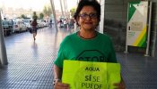 Una presentadora de Canal Sur retira a una activista de la PAH su pancarta con el lema “¡Sí, se puede!”