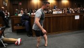 Pistorius camina sin sus prótesis ante la jueza para probar su vulnerabilidad