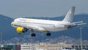 Vueling cancela doce vuelos y provoca el caos en el aeropuerto de Barcelona
