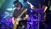 El embrujo de la guitarra de Carlos Santana cautiva en el Cap Roig