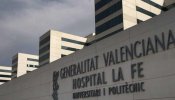 La mujer acusada de abandonar a su hija después de dar a luz acude a visitarla al hospital de València