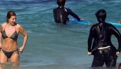 Multan a tres mujeres por llevar 'burkini' en una playa de Cannes