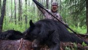 Canadá se enciende con el vídeo de un 'salvaje' que mata a un oso a lanzadas como al Toro de la Vega