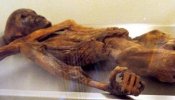 Ötzi, el hombre de hielo, vestía sombrero de piel de oso y abrigo de cuero de cabra