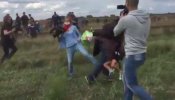 Imputada por vandalismo la reportera húngara que zancadilleó a varios refugiados